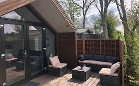 Luxe Vrijstaande Chalet Voor Gezinnen En Stellen Met Mooie Bloementuin Vlakbij Het Water